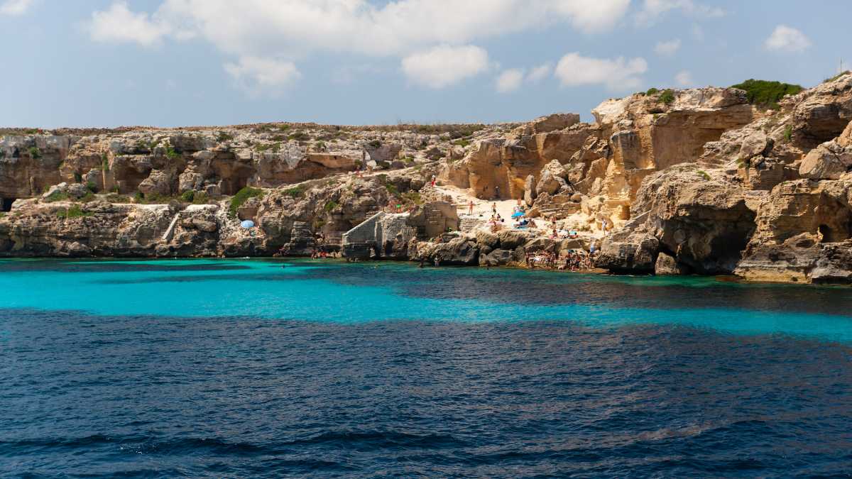 Favignana senza auto: guida pratica per spostarsi a piedi e in bici