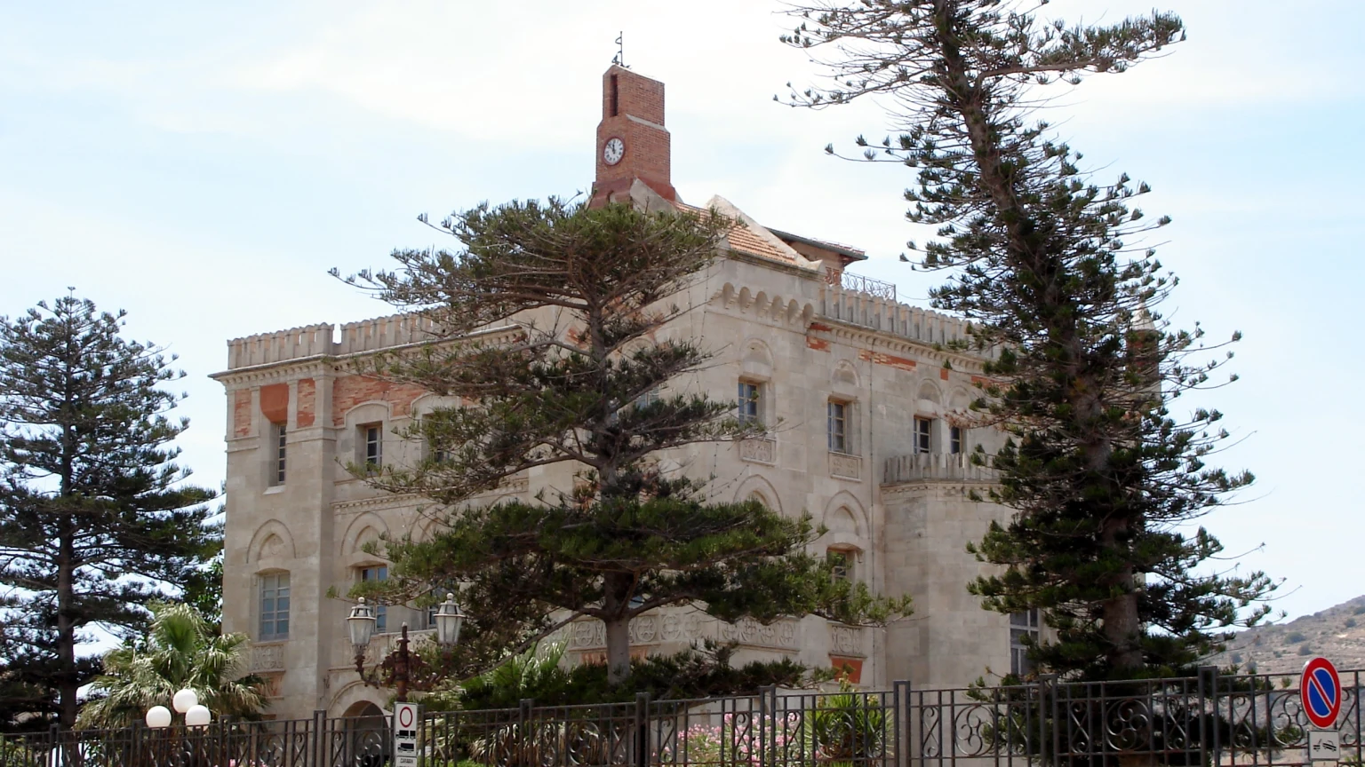 Favignana, dentro Palazzo Florio c’è una biblioteca con oltre 4.000 opere: la residenza dei Florio è ancora uno spazio pubblico